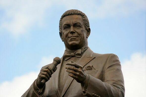 В Москве установили памятник Иосифу Кобзону