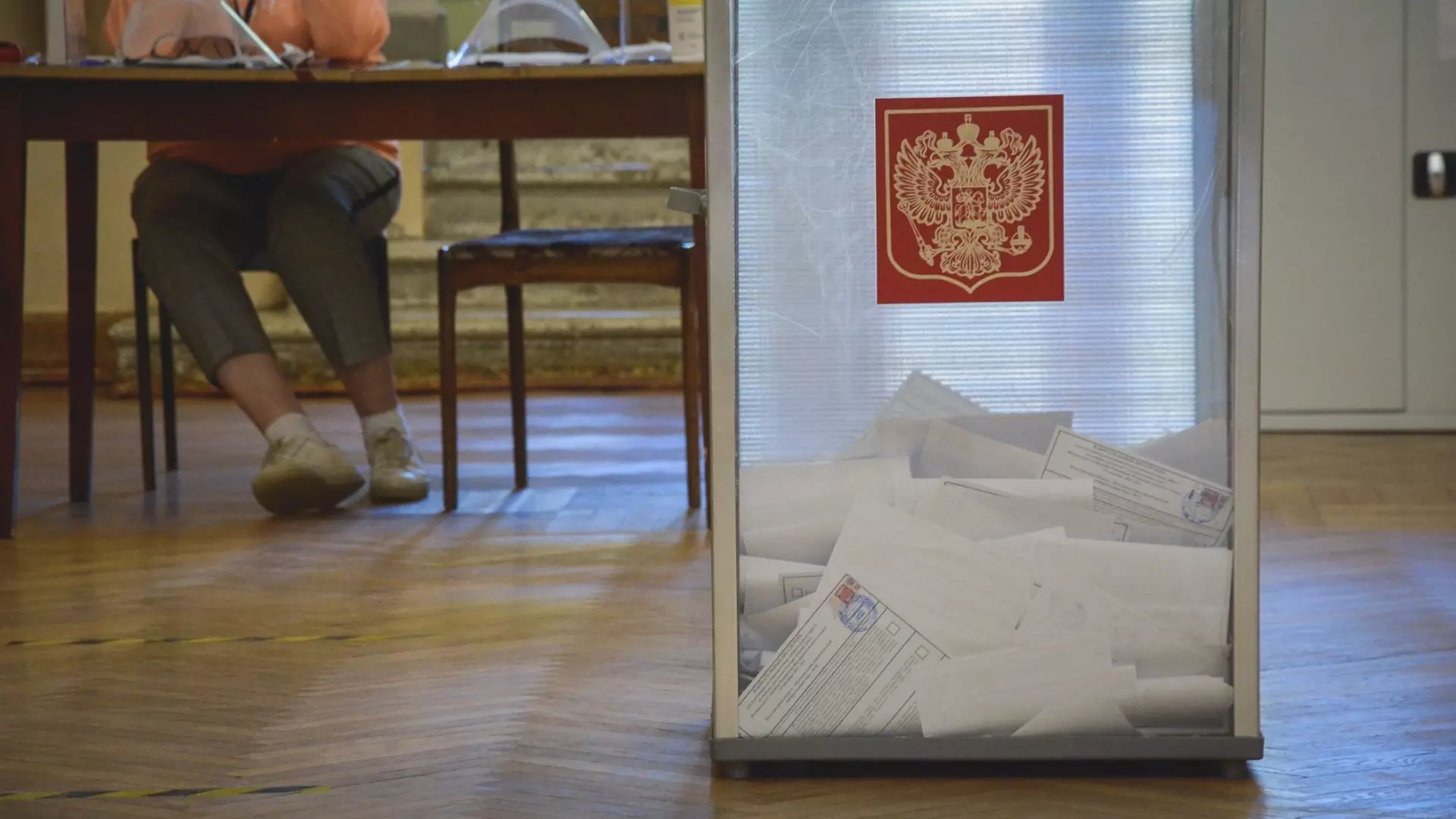 В Краснодар задержали школьницу за поджог скатерти на избирательном участке.