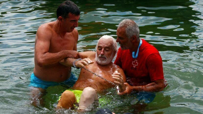 64-летний болгарин проплыл 3, 4 километра со связанными руками и ногами