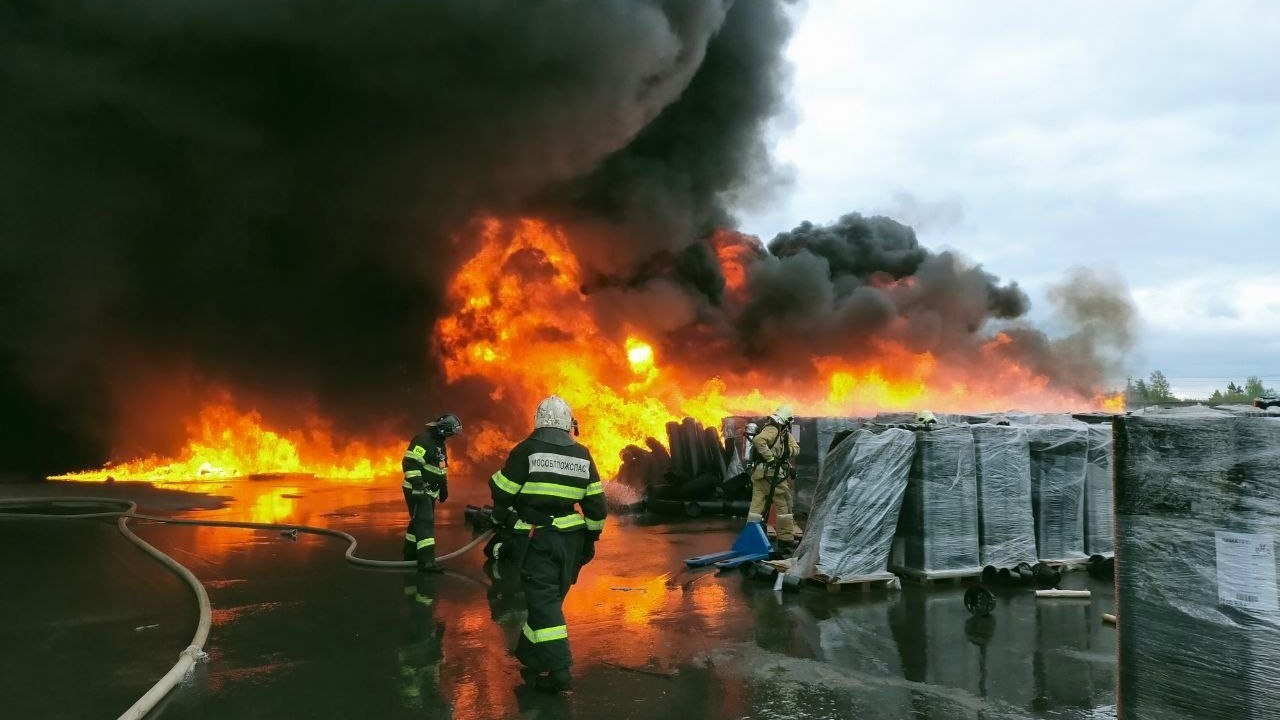Спасатели потушили пожар на складе удобрений в подмосковном Раменском