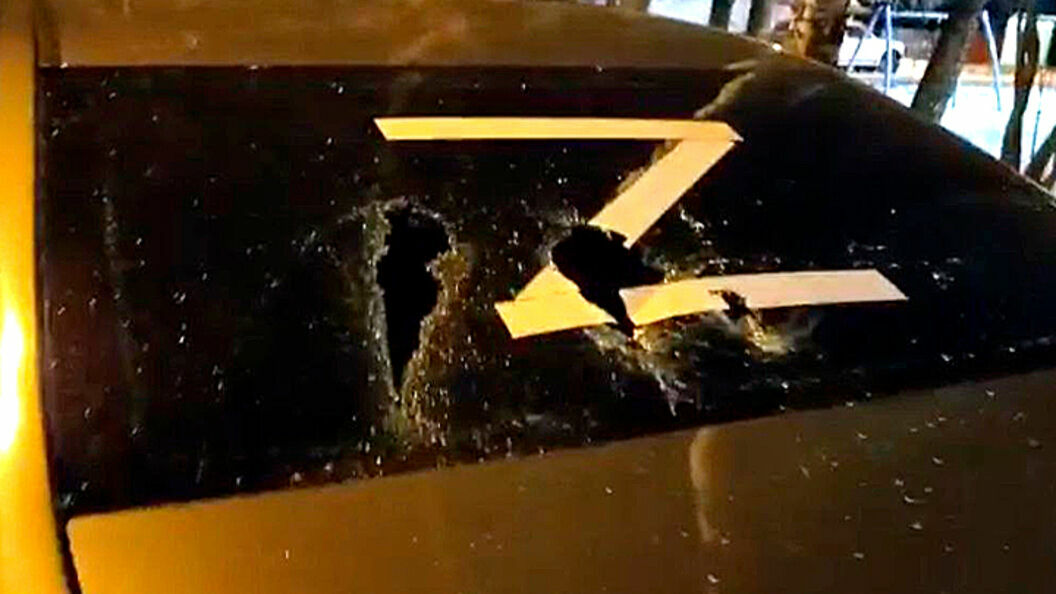 В Екатеринбурге сгорели автомобили с Z-символикой