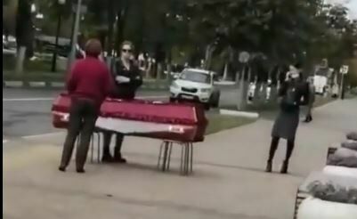 Жительница Балашихи привезла гроб к зданию администрации за поборы в похоронном бюро