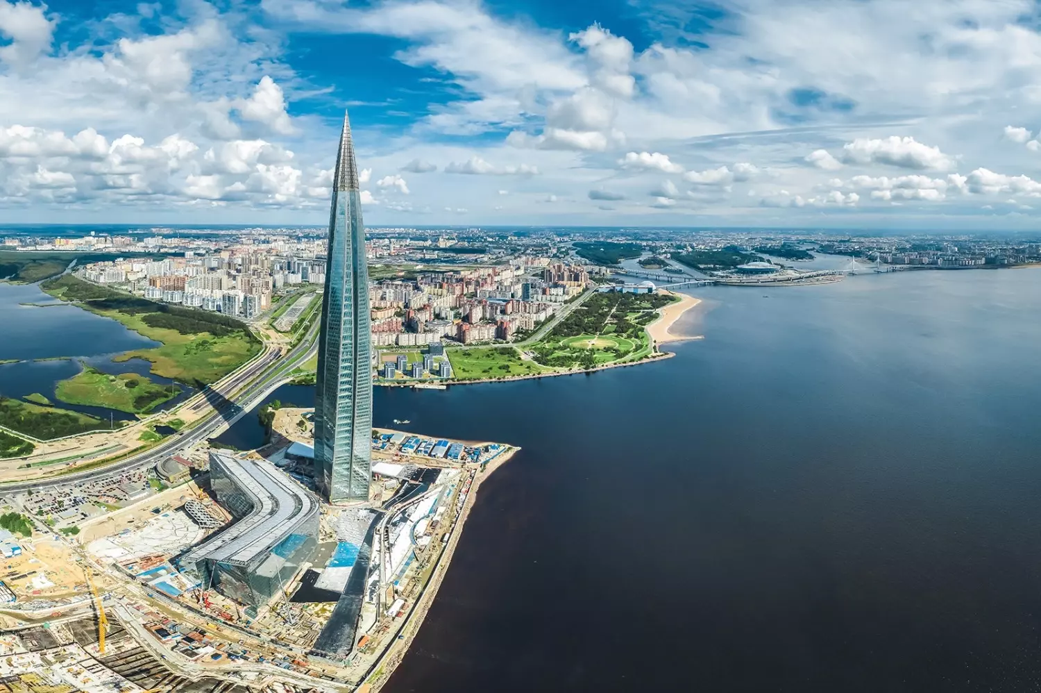 Штаб-квартира "Газпрома" "Лахта Центр" за $1,77 млрд стала самым дорогим зданием мира, обогнав китайское "Тайбэй 101" и "Бурдж Халифа" в Дубае