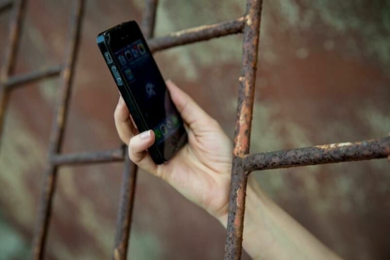 В российских тюрьмах отключат мобильную связь