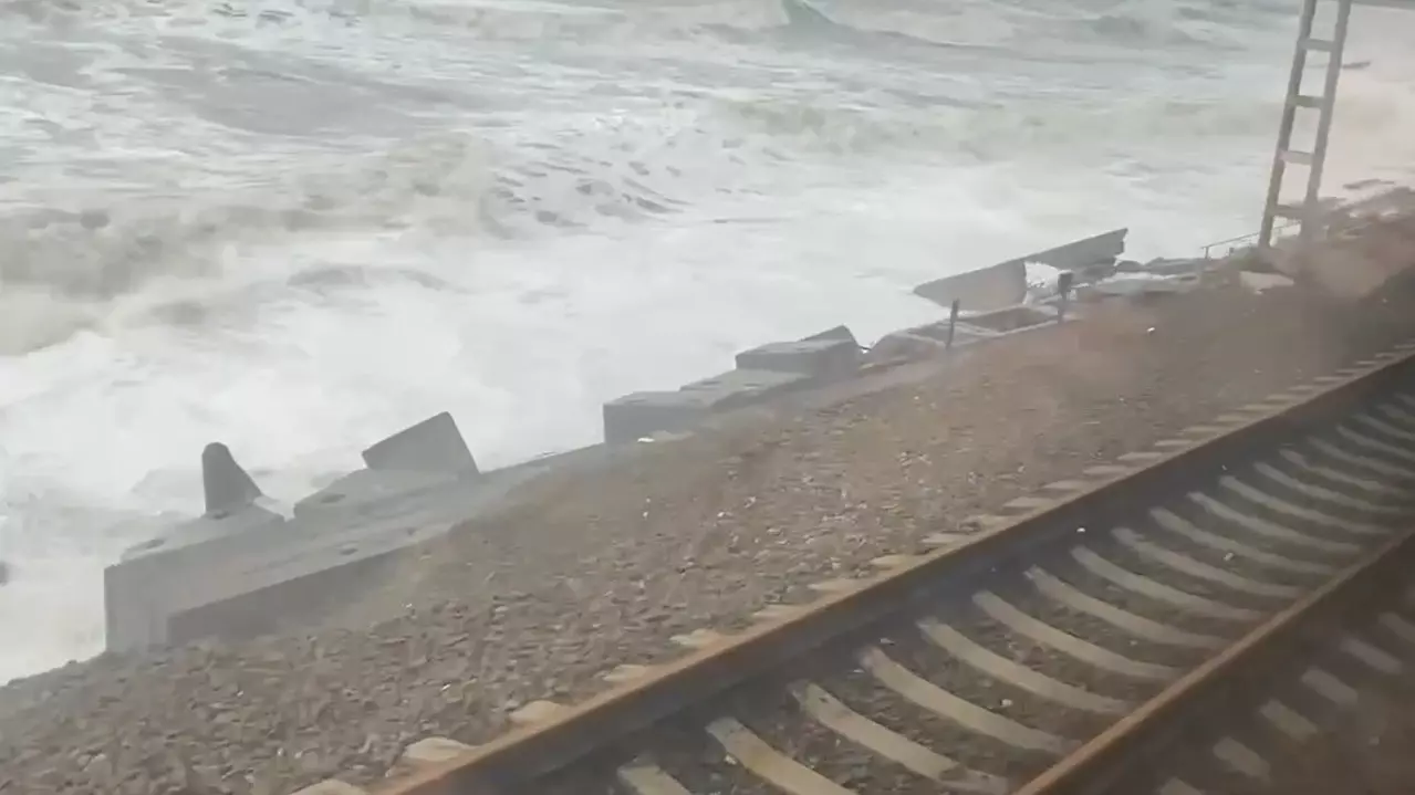Видео дня: поезд Москва-Адлер едет над обрушенным берегом