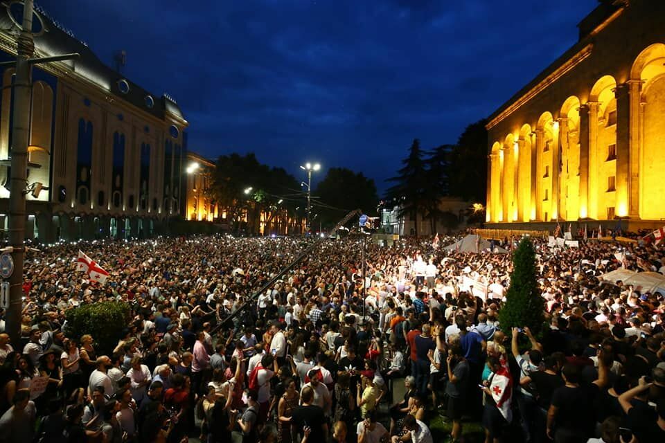 В Тбилиси оппозиция организовала многотысячный митинг