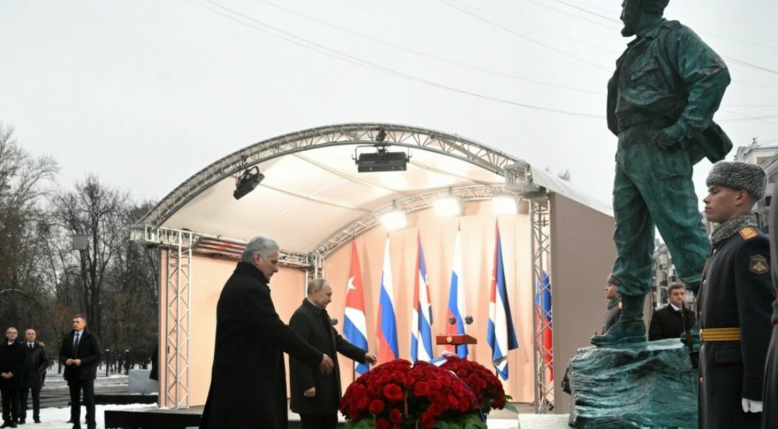 В Москве открыли памятник Фиделю Кастро — на церемонию прибыли президенты РФ и Кубы