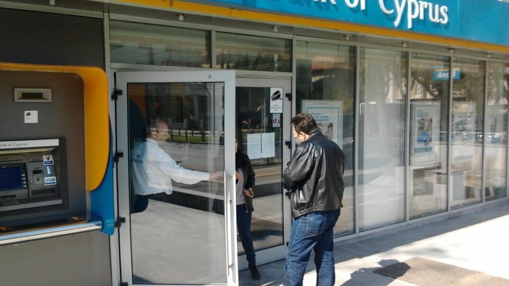 Решили не рисковать: как банки Кипра стали отказываться от денег российских клиентов