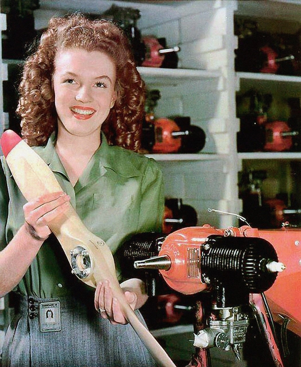 Первое фото Мэрилин Монро – она на производстве Radioplane Company держит в руках пропеллер беспилотника