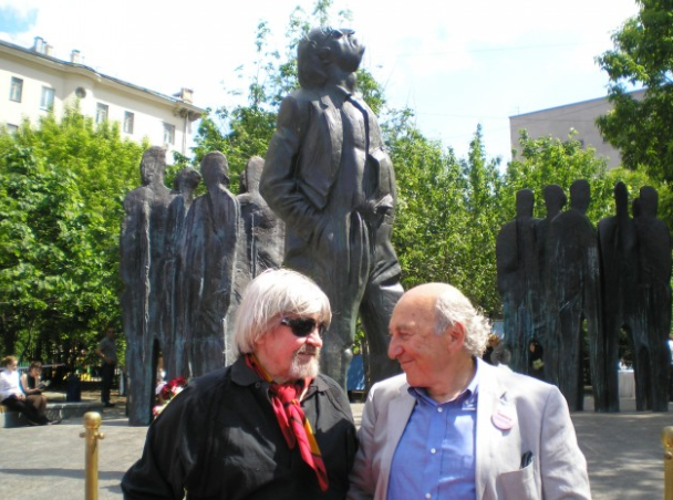Со скульптором Георгием Франгуляном создателем памятника Иосифу Бродскому - на фоне памятника