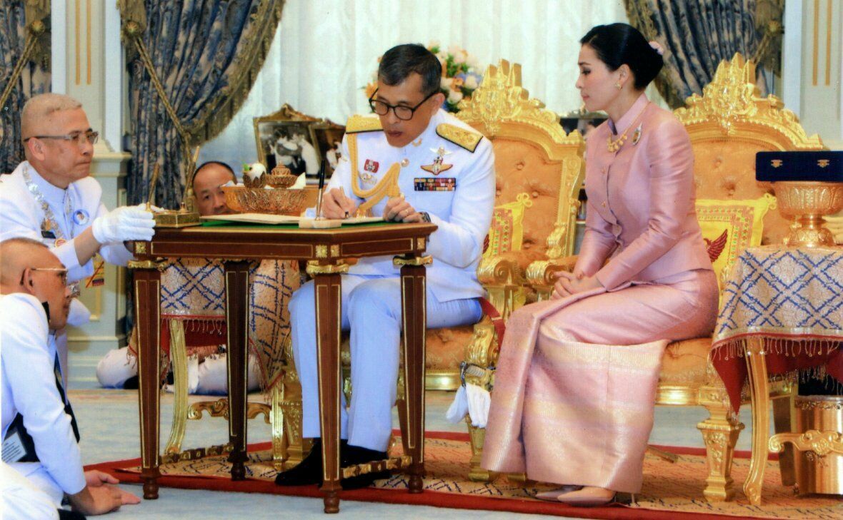 67-летний король Таиланда женился на 41-летней генеральше