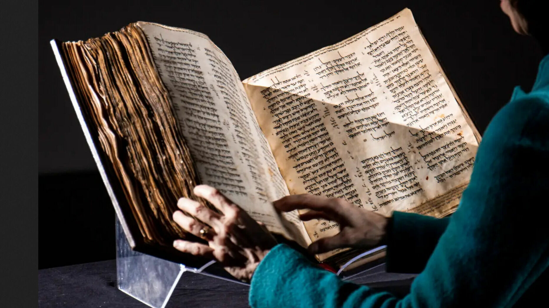 Библия, которой более 1000 лет, может стать самой дорогой книгой всех времен