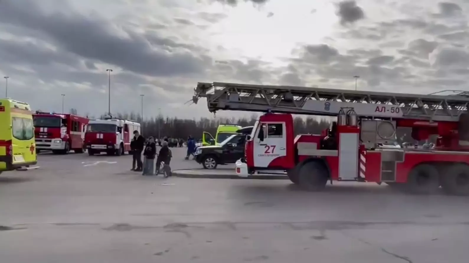 В Санкт-Петербурге эвакуировали ТРК «Лондон Молл» из-за сообщения о бомбе: очевидцы сообщают о задержании посетителя