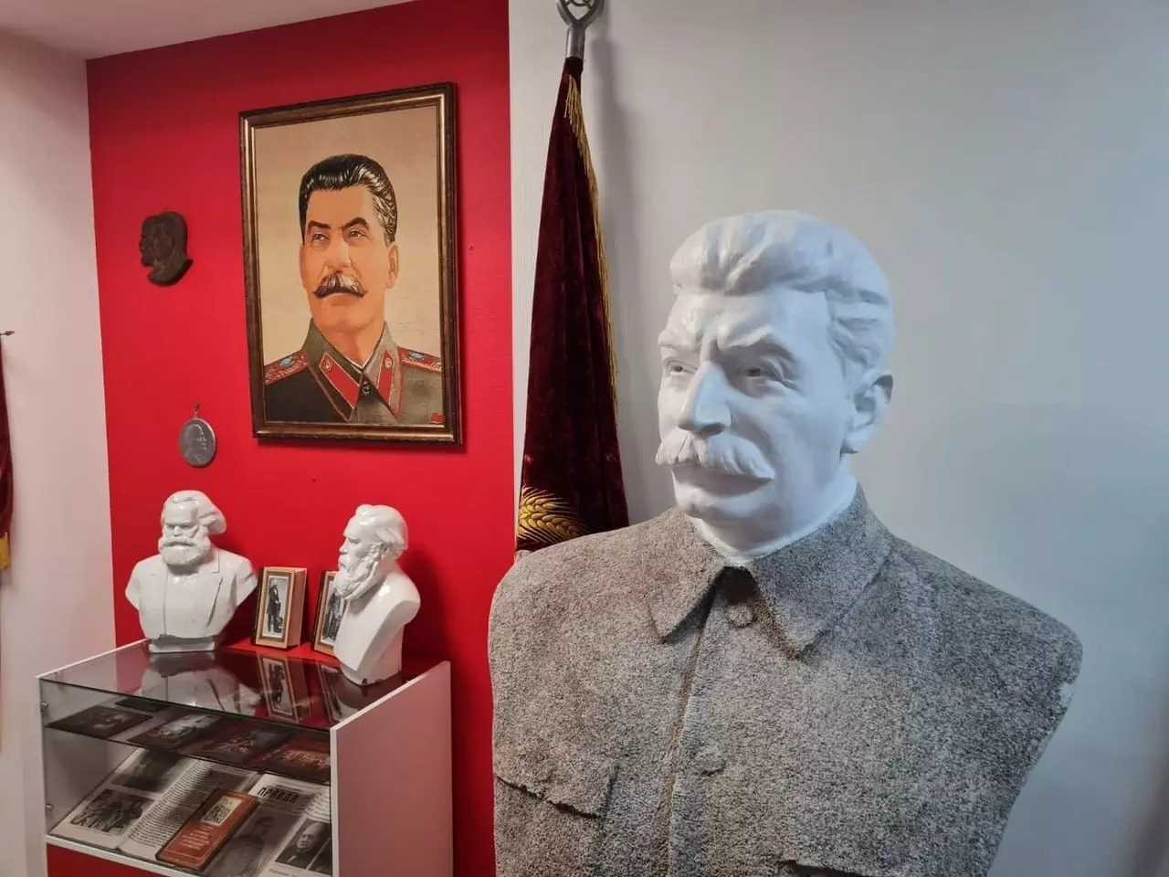 главным экспонатом «Сталин-центра» в Барнауле стал выкопанный из земли бюст Сталина