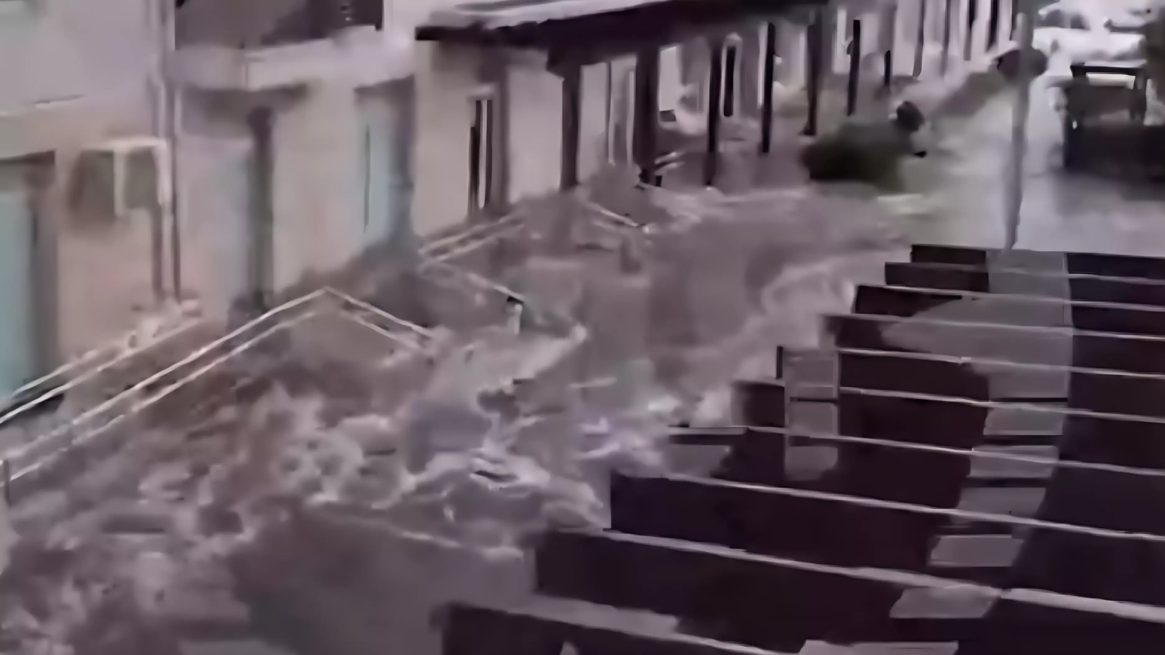 Ад в Адлере: местные жители сообщают, что вода швыряет в дома «железо и камни»