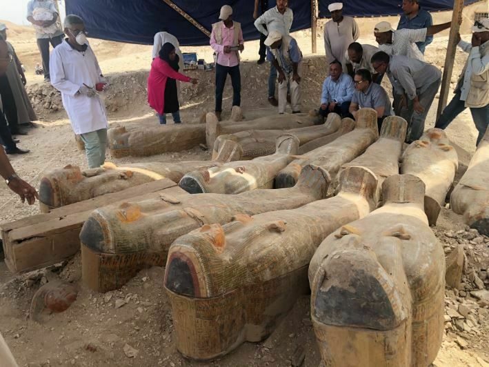 Три десятка саркофагов с мумиями внутри, найденные в некрополе Асасиф в Египте.

