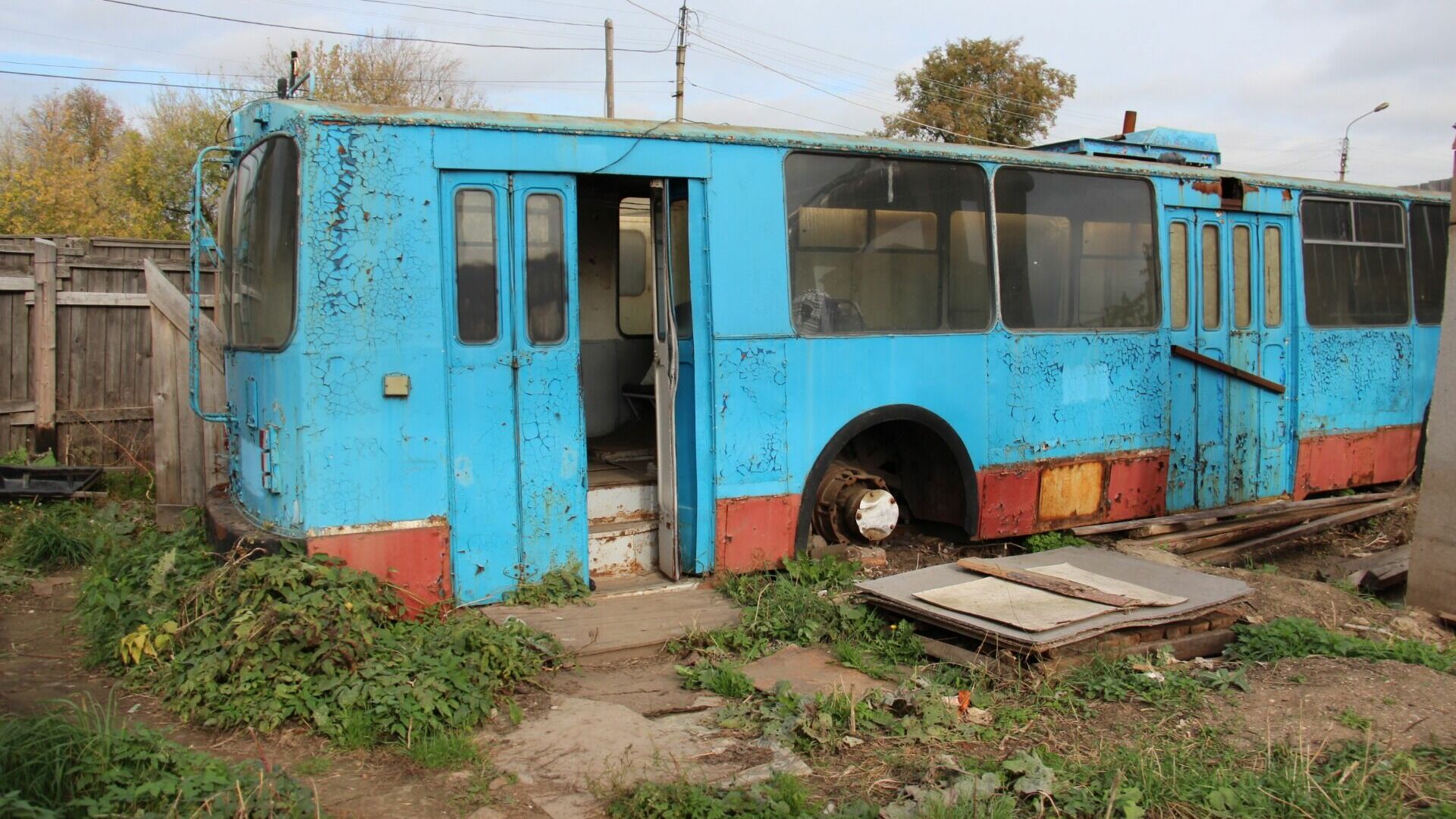 Списанный троллейбус в Костроме отдали в качестве вагончика в ночлежку для бездомных.