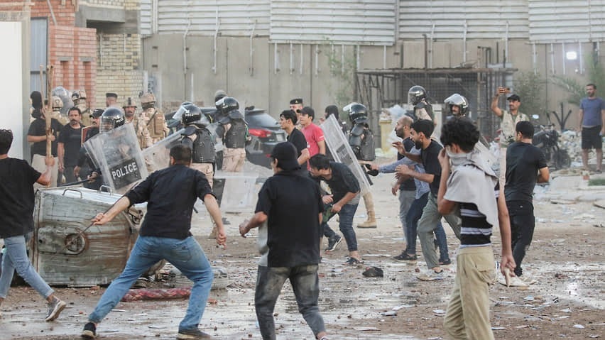 В Ираке полицейские использовали водометы, чтобы разогнать протестующих у посольства