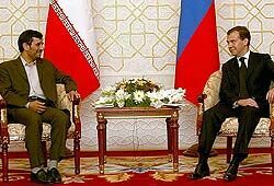 Медведев встретился с Ахмадинежадом на саммите ШОС в Екатеринбурге