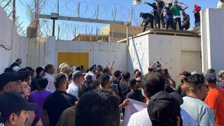 В Багдаде протестующие взяли штурмом и подожгли шведское посольство