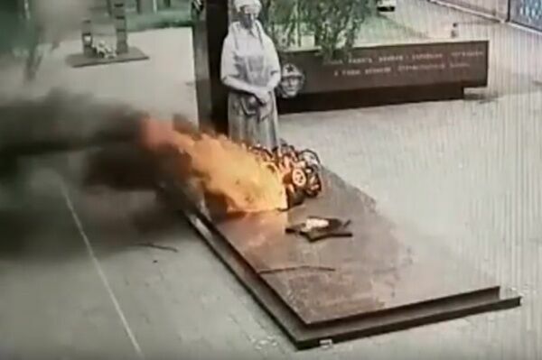 Малолетние вандалы сожгли венки у Вечного огня в Серове (ВИДЕО)