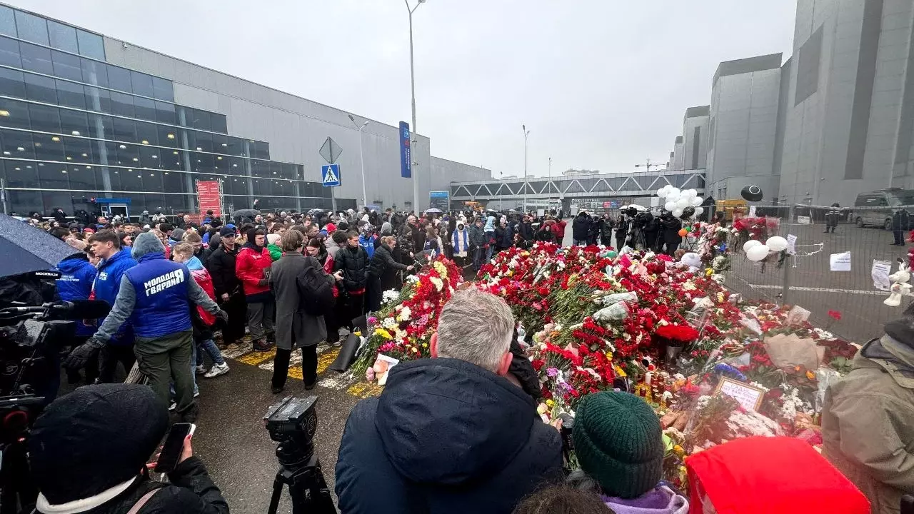 Прямо сейчас сотни людей идут к народному мемориалу возле «Крокус Сити Холла», чтобы возложить цветы и почтить память погибших.