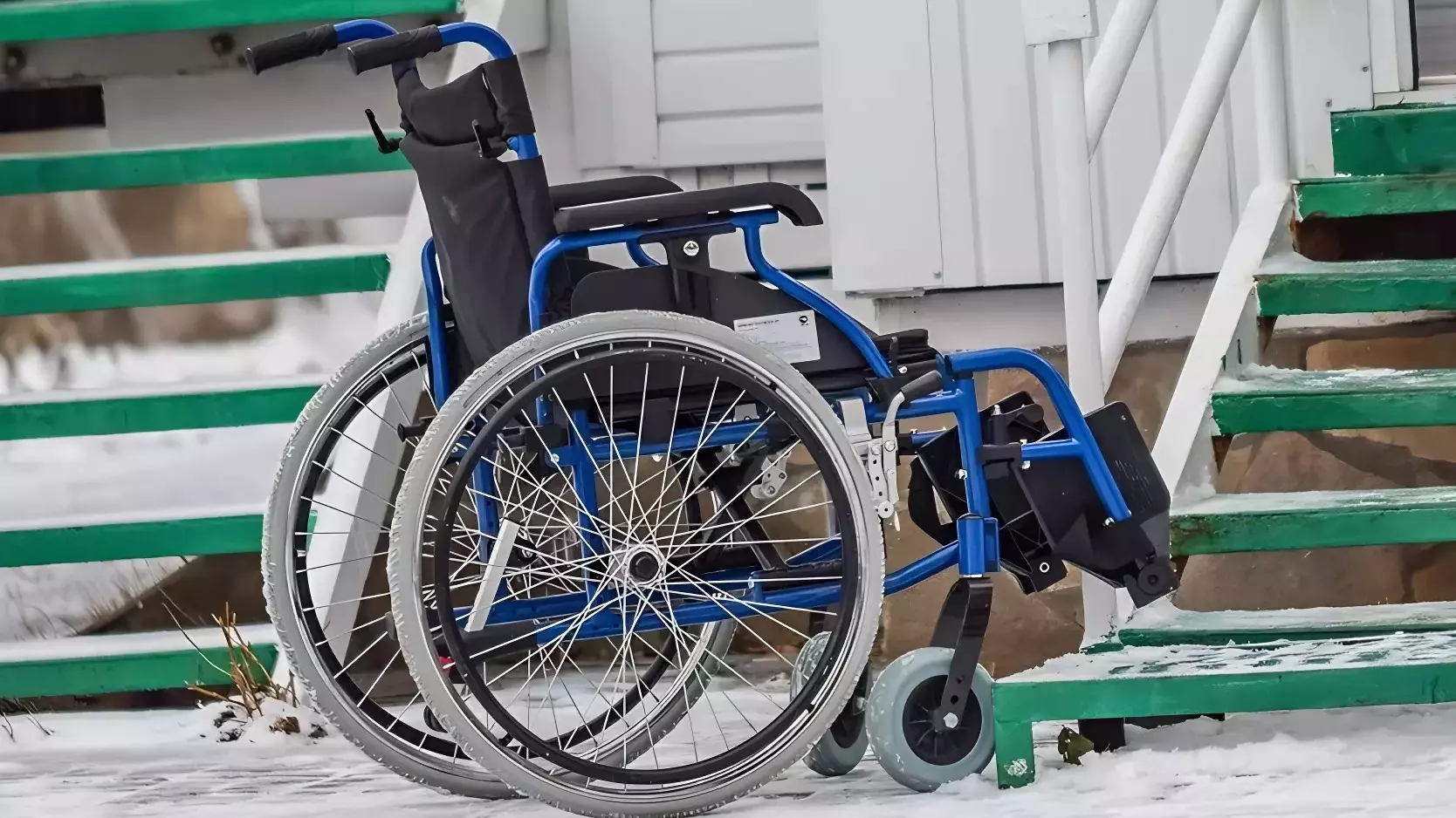 Пациенты больницы пожаловались, что проехать в уборную на инвалидном кресле невозможно