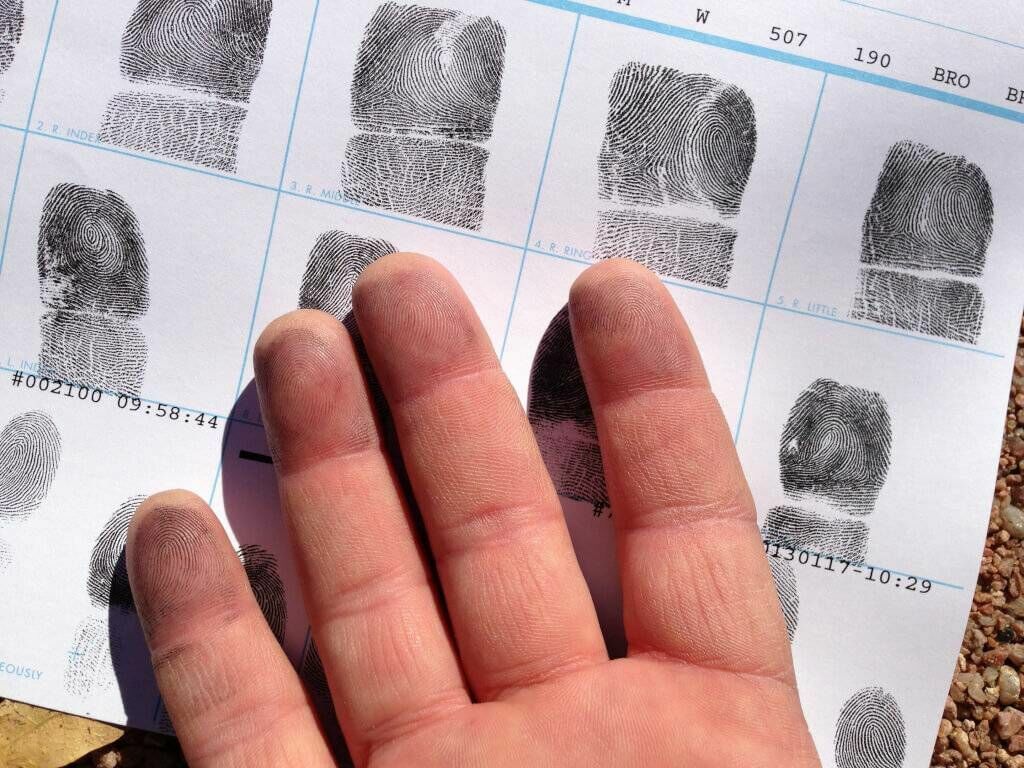 Университет снимал отпечатки пальцев школьников без ведома родителей