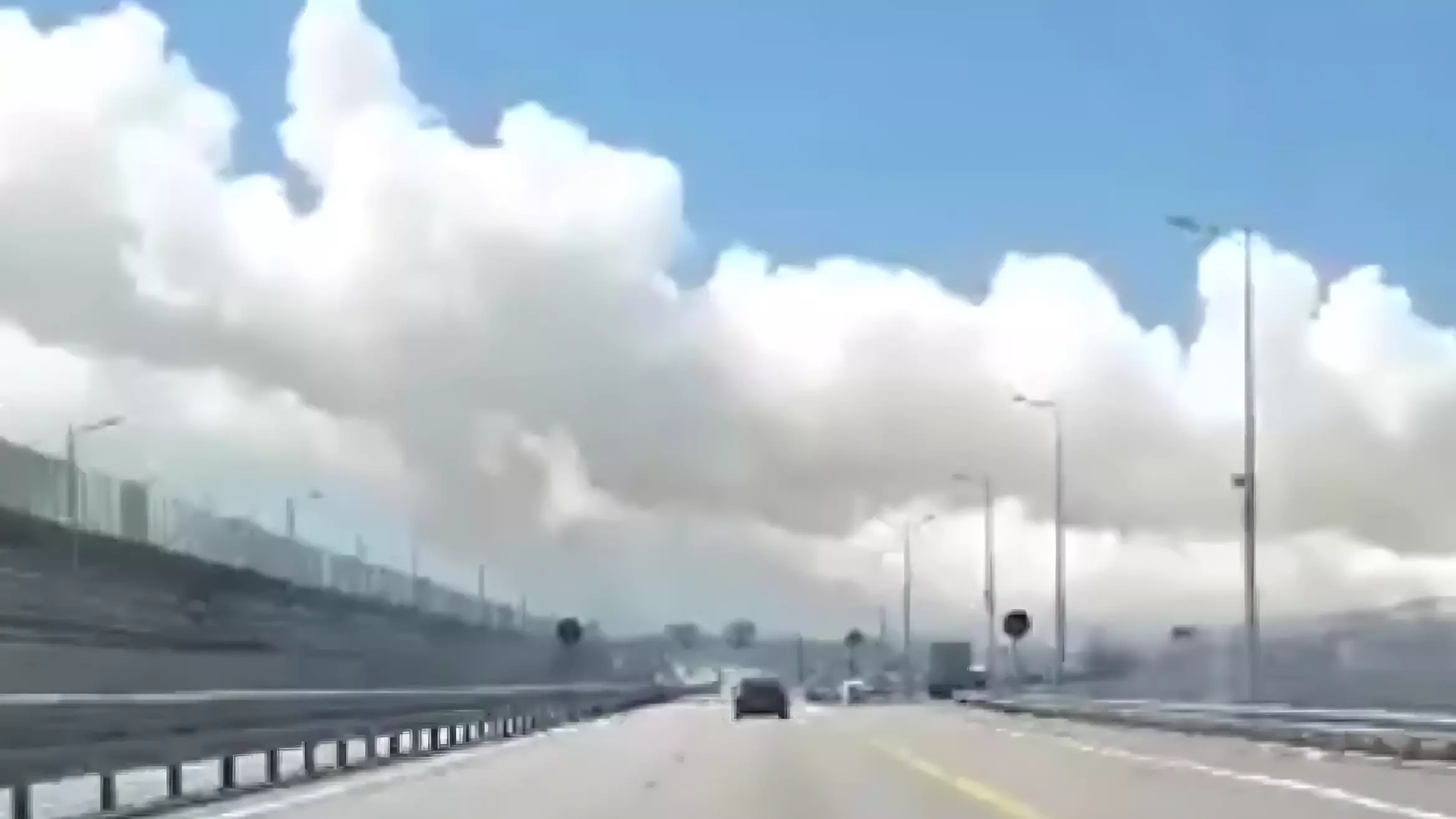 В Севастополе воздушная тревога: Крымский мост окутало дымом