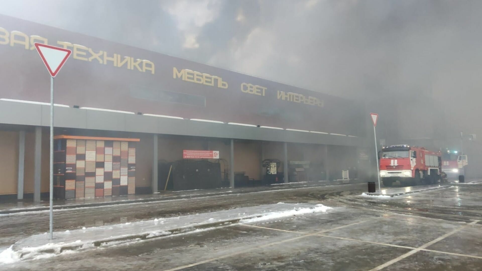 Страховщики оценили ущерб от пожара в ТЦ «СтройТракт» в 10 млрд рублей