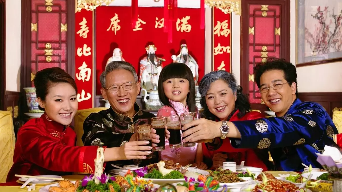 В Китае в канун Нового года принято собираться всей семьей за праздничным столом, дарить друг другу красные конверты с деньгами и не спать до утра