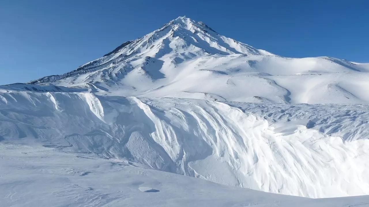 На Камчатке двое туристов остаются под снежным завалом после схода лавины