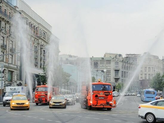 Дезинфекцию улиц в Москве производят непонятной химией "вырви глаз"