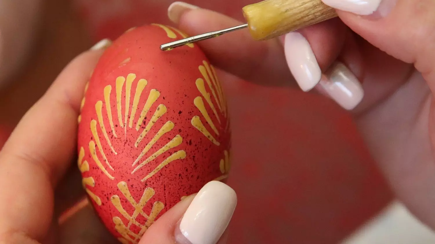 На Пасху яйца красят чаще всего в красный цвет. Считается, что он символизирует кровь, пролитую Иисусом на кресте