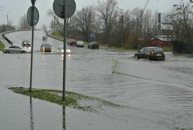 Дожди подтопили более 40 участков автодорог в Новгородской области