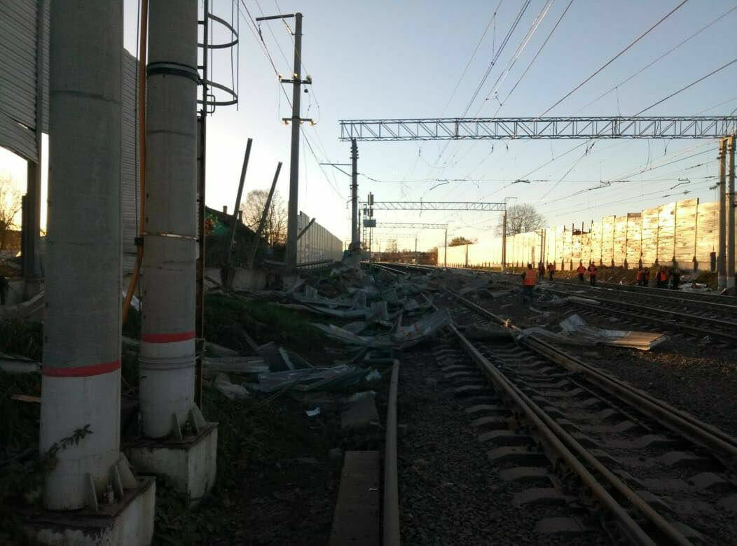 Очевидцы сообщают, что место инцидента находится недалеко от станции Гатчина-Товарная-Балтийская. Обломки кровли перекрыли железную дорогу.