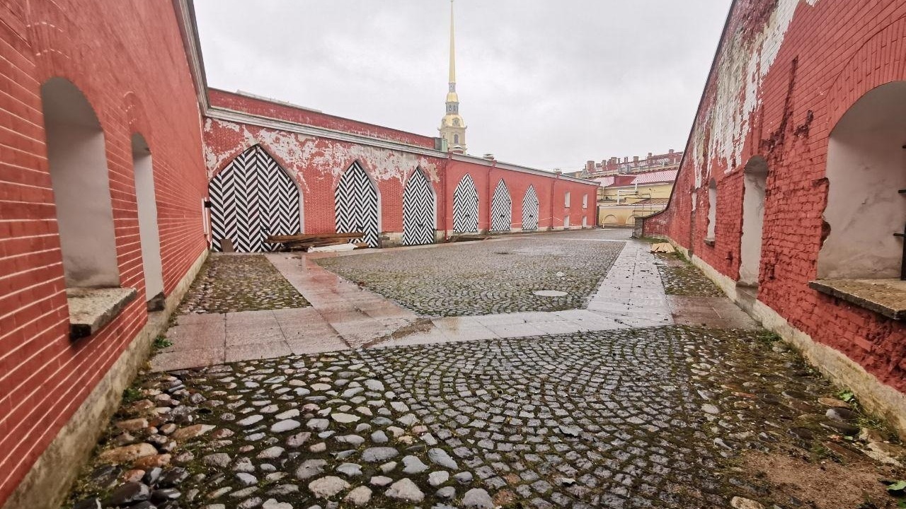 Стена Петропавловской крепости