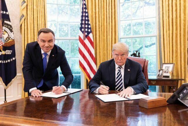 Польский телеканал уволил сотрудника за неудачное фото президента