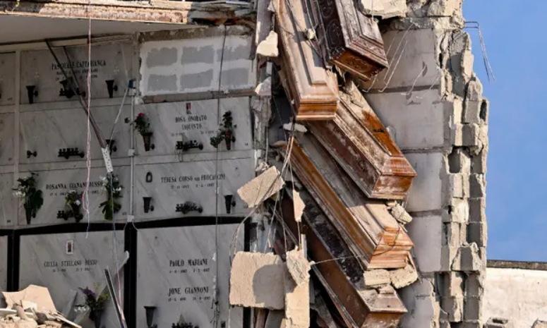 В Неаполе обрушился склеп на старейшем кладбище, гробы повисли в воздухе