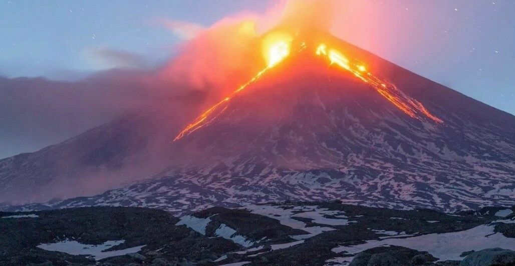 На Камчатке началось вершинное извержение крупнейшего из действующих вулканов Евразии