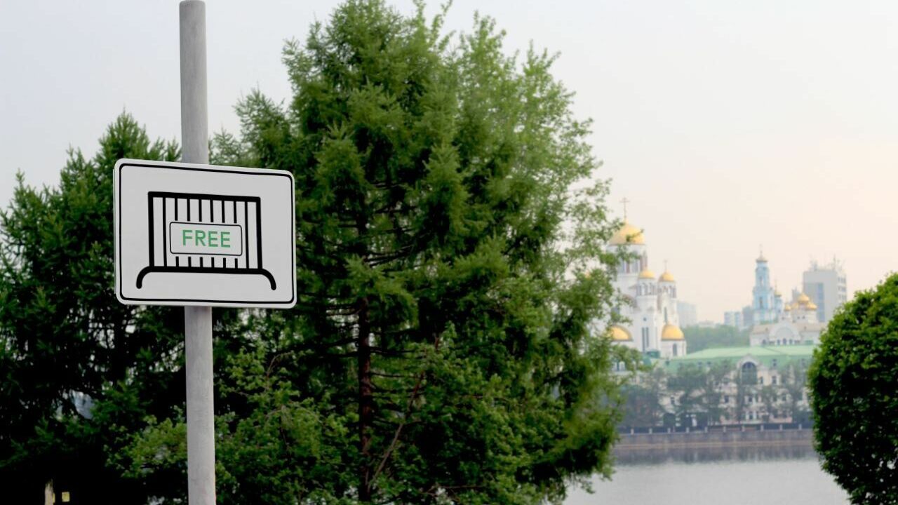В Екатеринбурге повесили знак в память о протестах против строительства храма (ФОТО)
