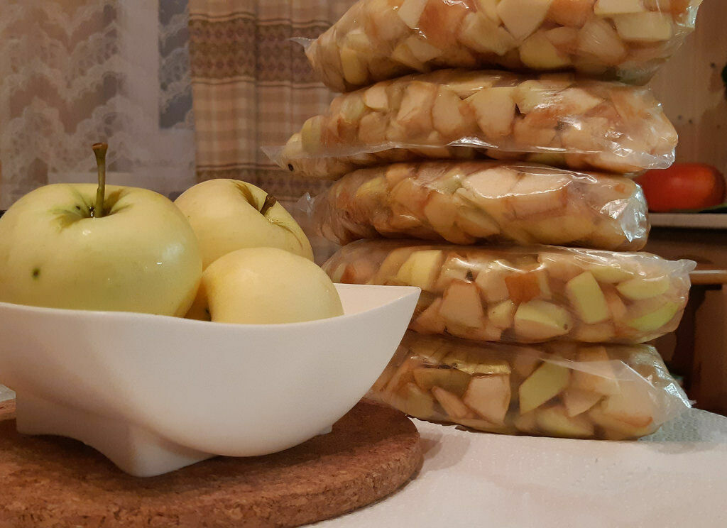Оладьи, чипсы, морозилка... Как сохранить урожай яблок
