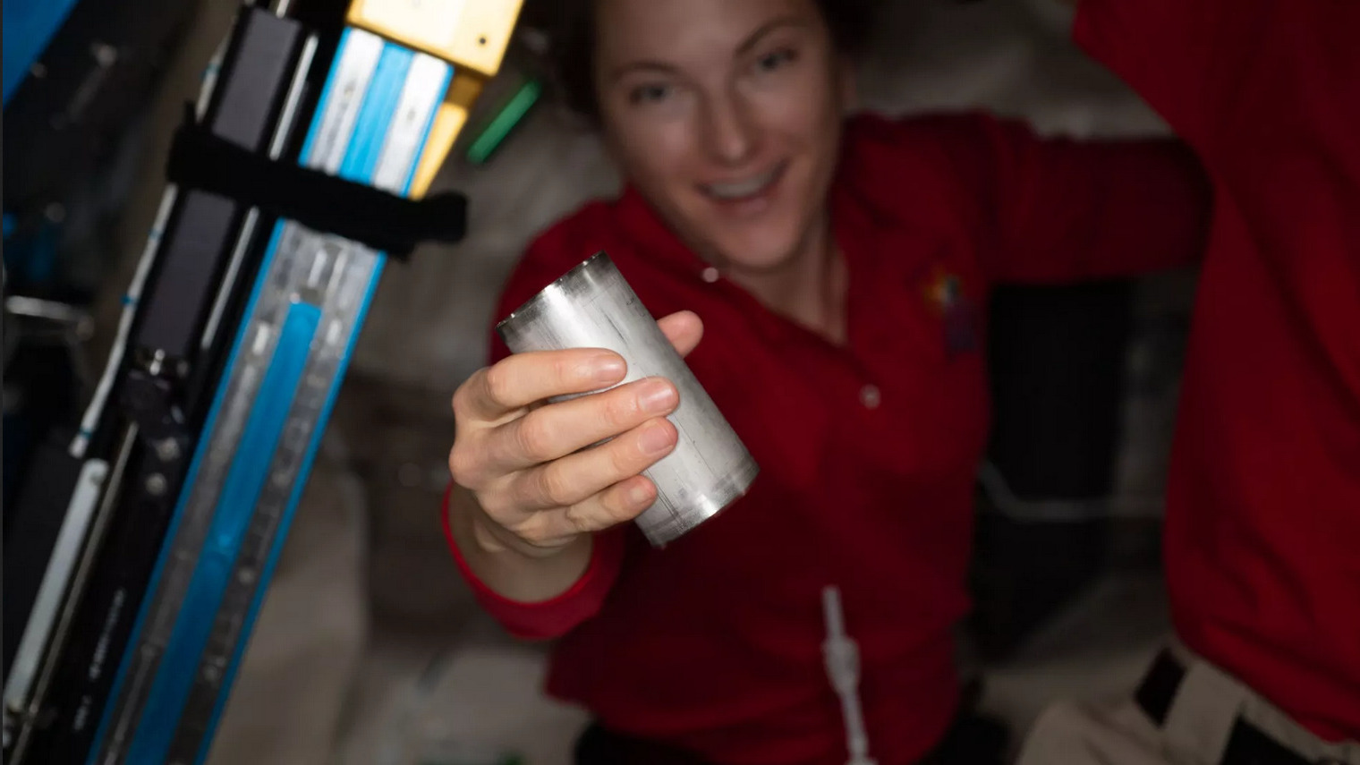Астронавт Кейла Бэррон показывает новый фильтр для рециклирования 