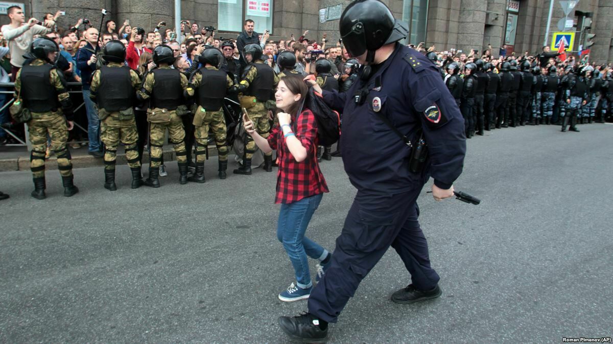В Госдуме предложили митингующих подростков забирать из семей