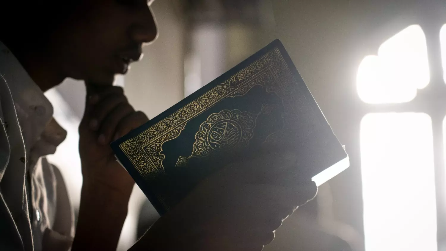 Во время священного месяца мусульмане стараются более ответственно подходить к исполнению молитв, читают Коран, совершают добрые дела