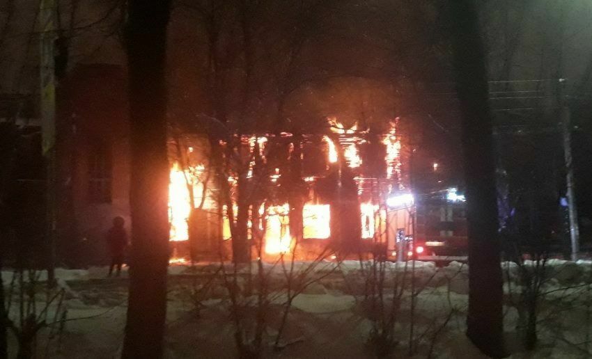 В Ярославле третий день пытаются сжечь  школу Валентины Терешковой