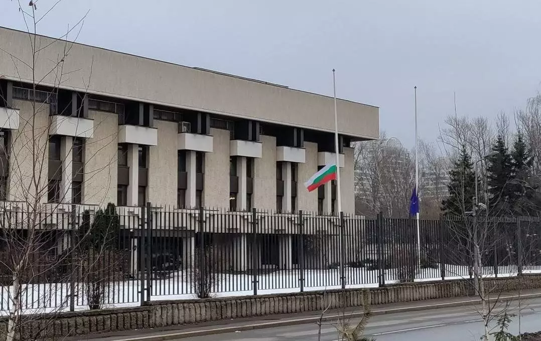 Флаги приспущены и на территориях иностранных посольств, в их числе США, Нидерланды, Швеция, Германия, Венгрия, Болгария.