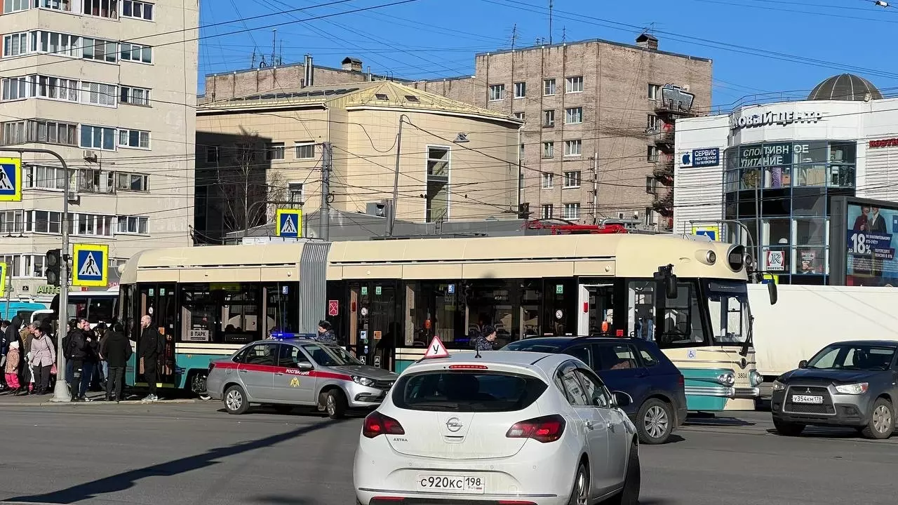 В Петербурге трамвай врезался в толпу людей: пострадавших доставали из-под состава