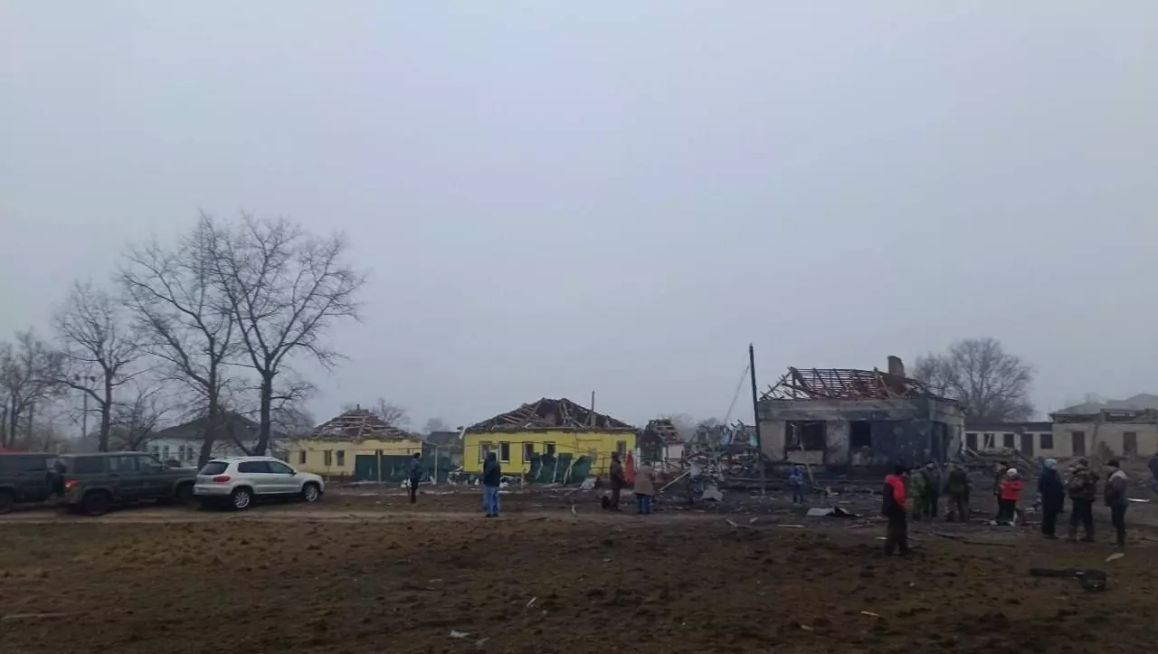 В селе Петропавловка Воронежской области в результате сильного взрыва повреждена целая улица.