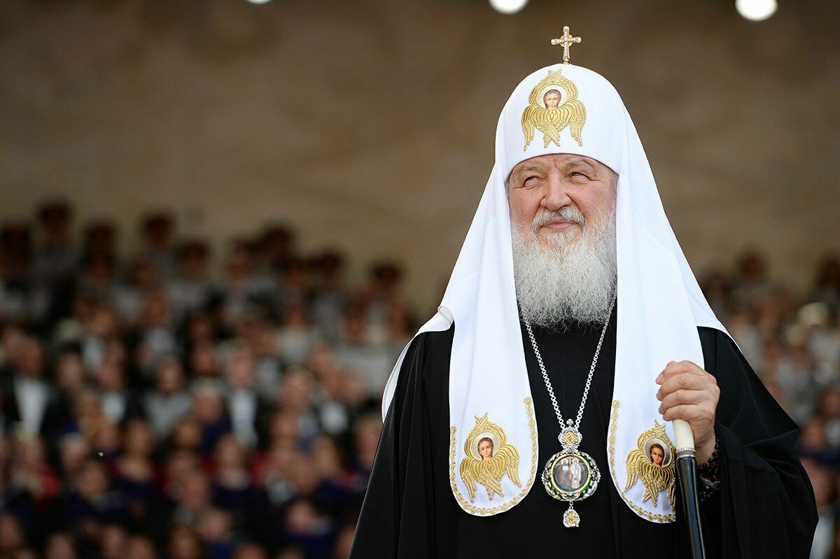 Патриарх Кирилл попросил прихожан поддержать священников материально